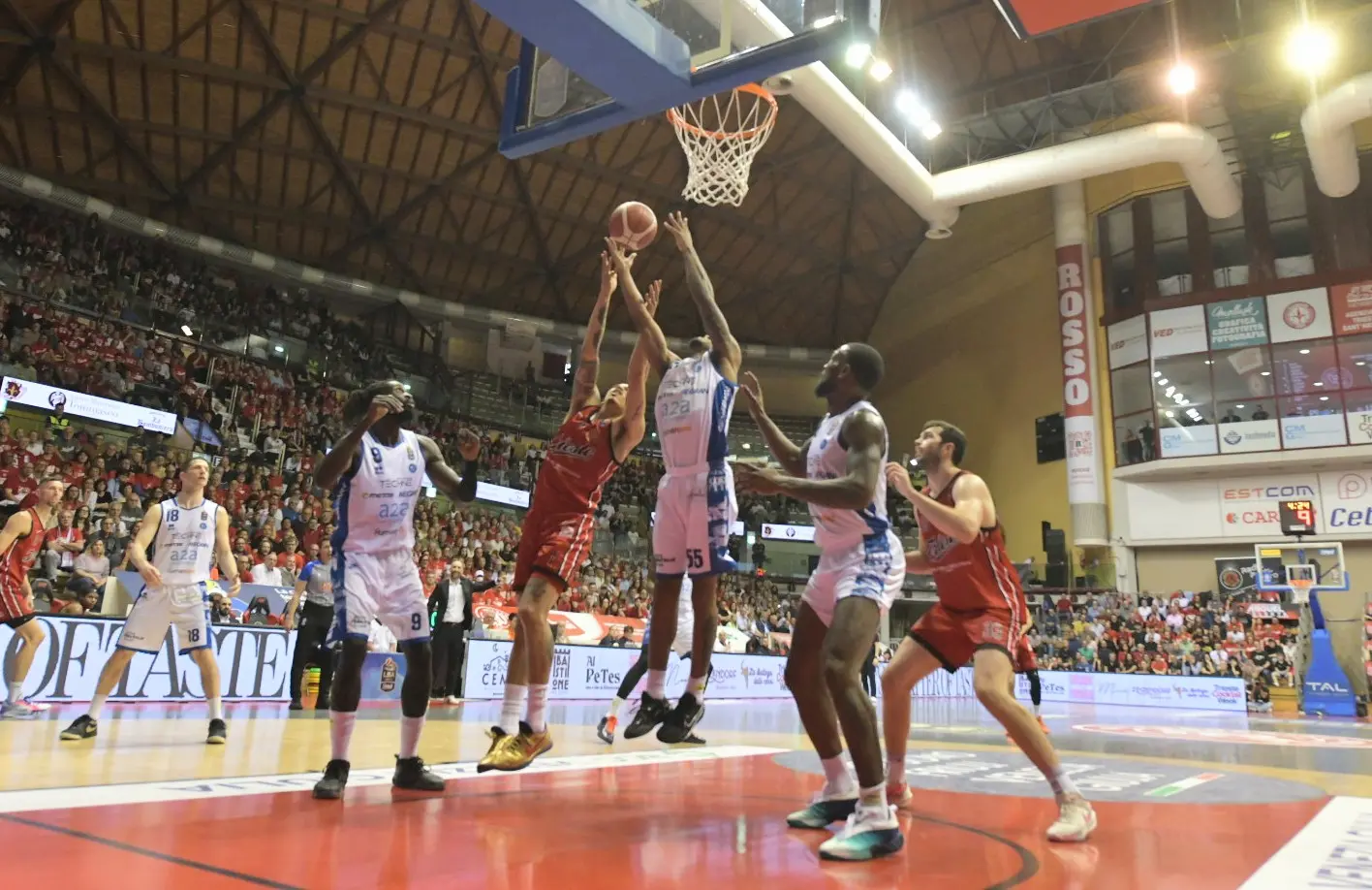Il PalaRubini gremito domenica 18 aprile. Foto Bruni