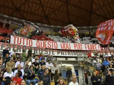 Lo striscione di protesta esposto dai tifosi. Foto Bruni