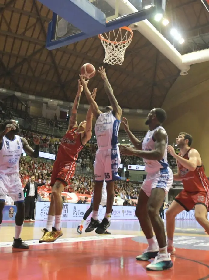 In azione al PalaRubini. Foto Bruni