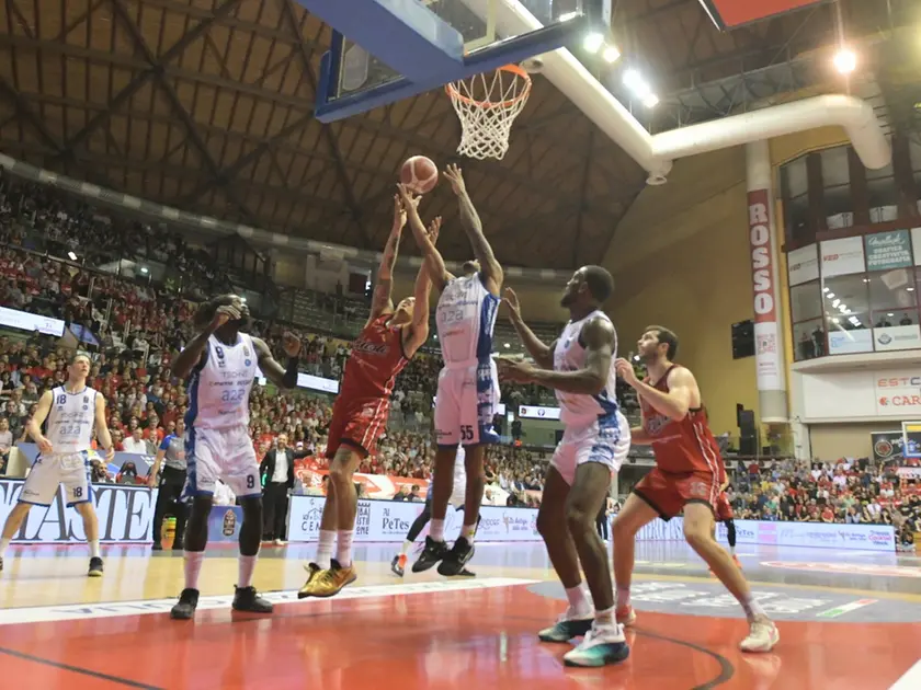 In azione al PalaRubini. Foto Bruni