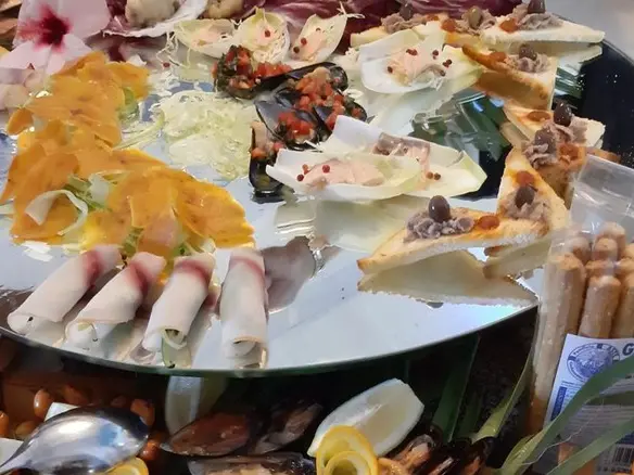 Mangiano pesce a sbaffo e se ne vanno senza pagare: il caso a Jesolo