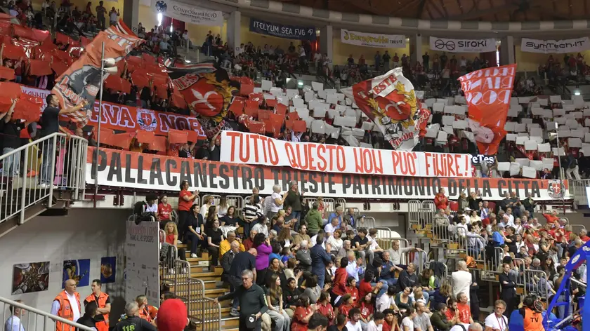 Lo striscione dei tifosi nella partita di domenica contro Brescia (foto Francesco Bruni)