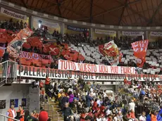 Lo striscione dei tifosi nella partita di domenica contro Brescia (foto Francesco Bruni)