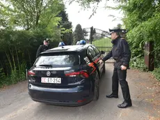 I carabinieri fuori dalla villa