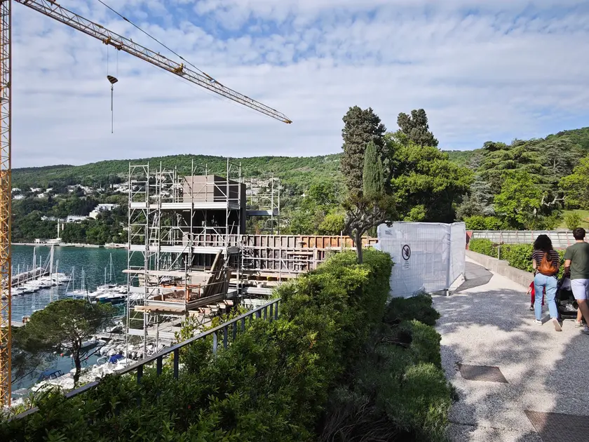 Il nuovo ascensore, visto dal Parco di Miramare. Lasorte
