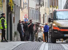 Ciak si gira! Ecco come si presentava lunedì mattina via Rastello, chiusa al passaggio pedonale per consentire le riprese della spot della catena di supermercati inglese Tesco, il primo gruppo di distribuzione in Inghilterra e uno dei maggiori d'Europa, con oltre 6.800 punti vendita nel mondo. Foto Daniele Tibaldi