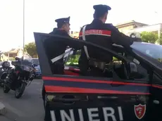 Una pattuglia dei Carabinieri impegnata in un controllo stradale
