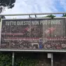 Uno dei manifesti dei tifosi apparsi nelle vie di Trieste