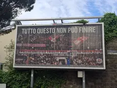 Uno dei manifesti dei tifosi apparsi nelle vie di Trieste