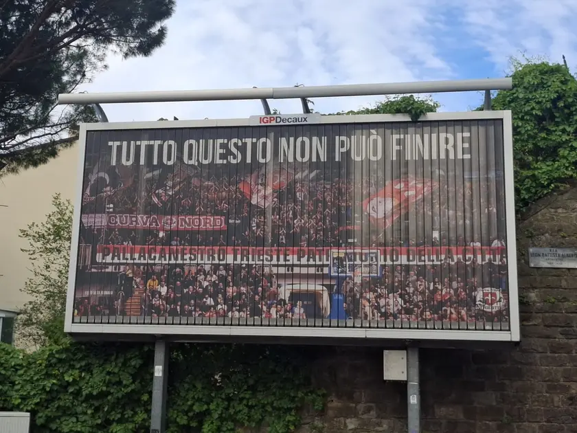 Uno dei manifesti dei tifosi apparsi nelle vie di Trieste