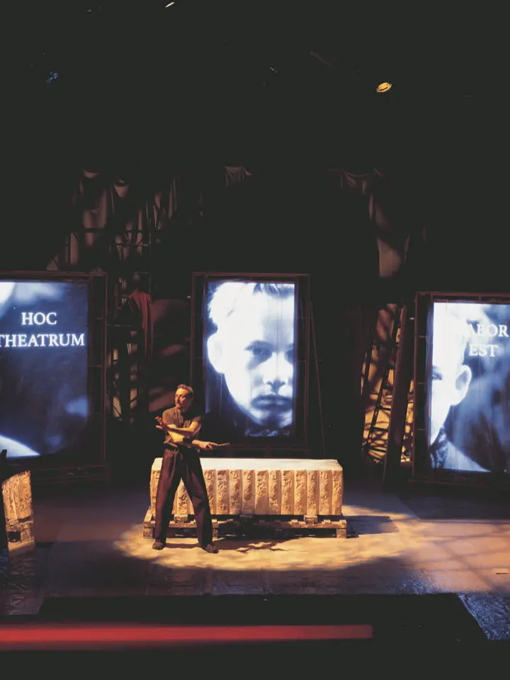 Una scena dello spettacolo Lettere a Bernini