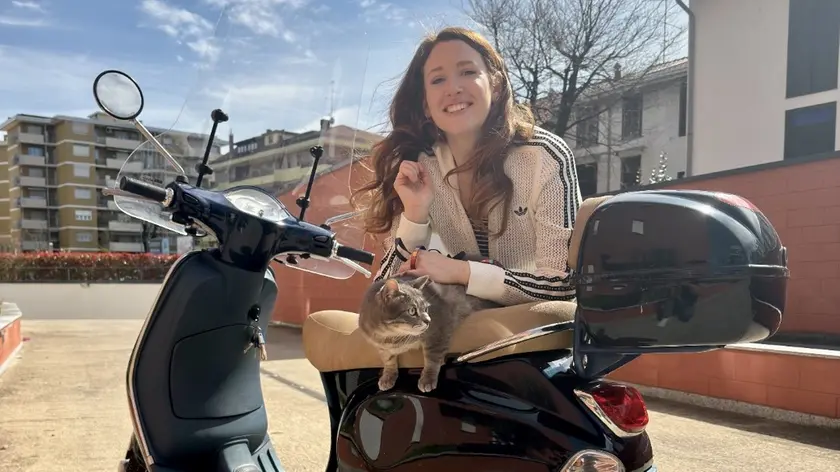 La violinista triestina Eleonora Montagnana attraverserà la Pianura Padana con la sua Vespa