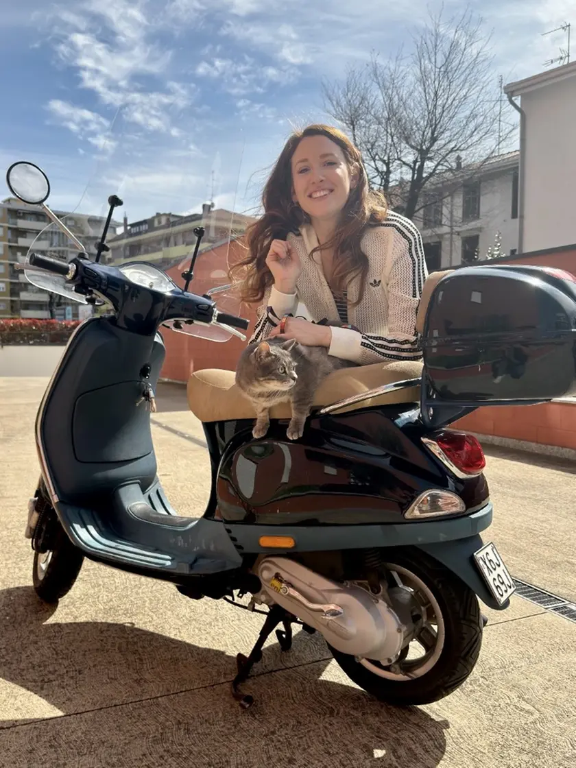 La violinista triestina Eleonora Montagnana attraverserà la Pianura Padana con la sua Vespa