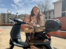 La violinista triestina Eleonora Montagnana attraverserà la Pianura Padana con la sua Vespa