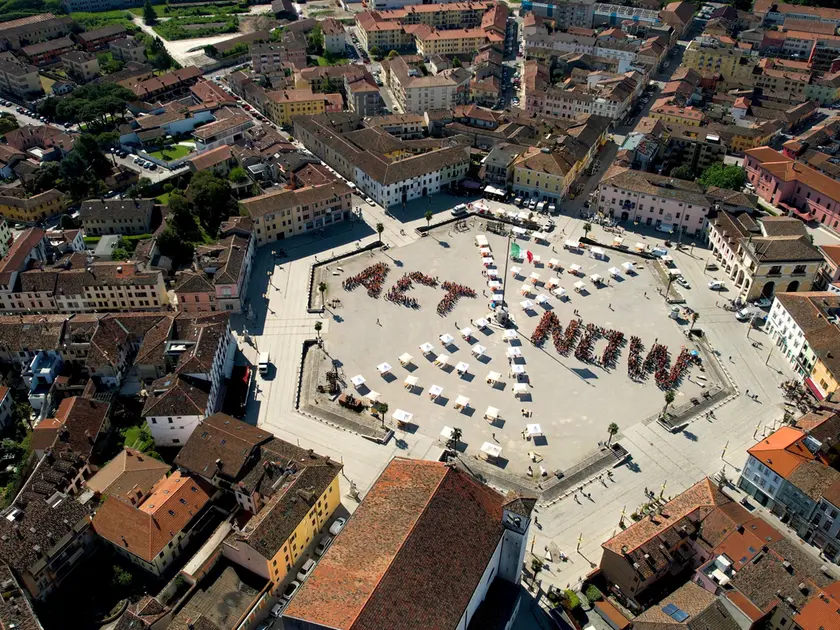 La scritta umana in piazza Grande a Palmanova diventa uno spazio di sensibilizzazione