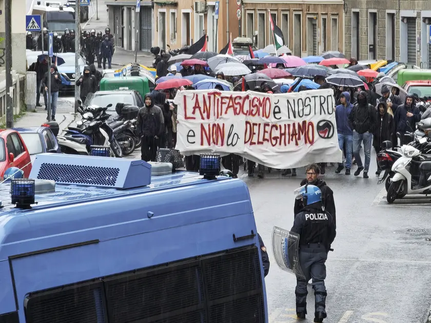 La polizia davanti al corteo degli antagonisti lo scorso 25 aprile (Lasorte)