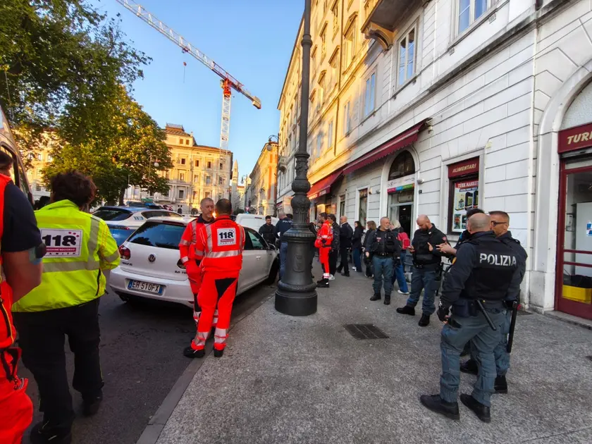 Poliziotti e sanitari del 118 intervenuti al “Bar Libertà”