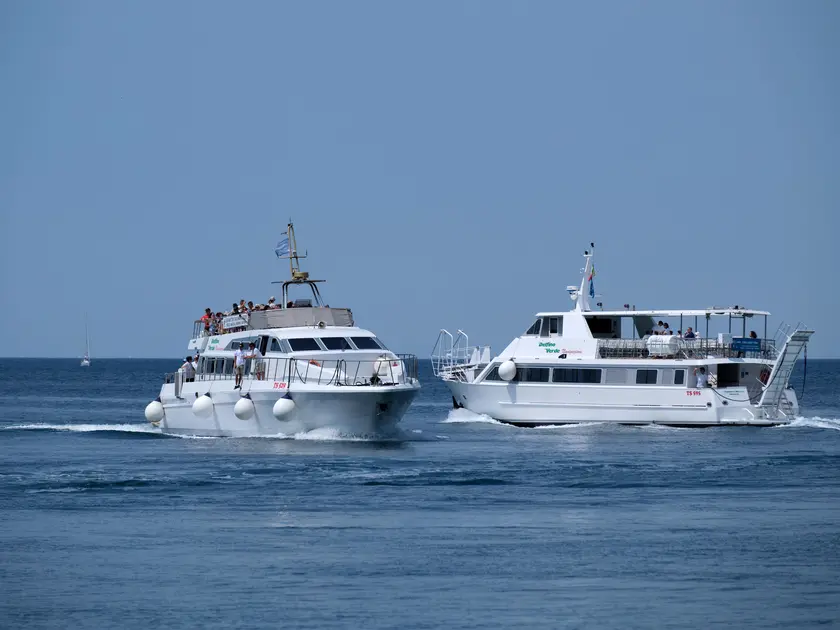 Due motonavi che garantiscono il servizio di Tpl marittimo si incrociano nel golfo di Trieste
