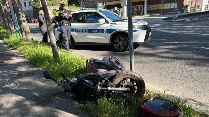 Scontro tra un’auto e uno scooter, una persona ferita