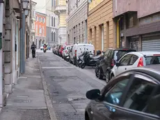Il tratto finale di via Vidali in cui l’automobilista, provenendo da via Parini, travolse l’anziano (foto Silvano)