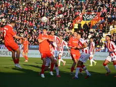 Una fase di gioco del derby d’andata giocato allo stadio Menti di Vicenza