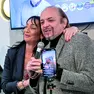In una foto di Katia Bonaventura, un abbraccio tra Anna Cisint e il suo successore, con lei ora impegnata a gettare acqua sul fuoco