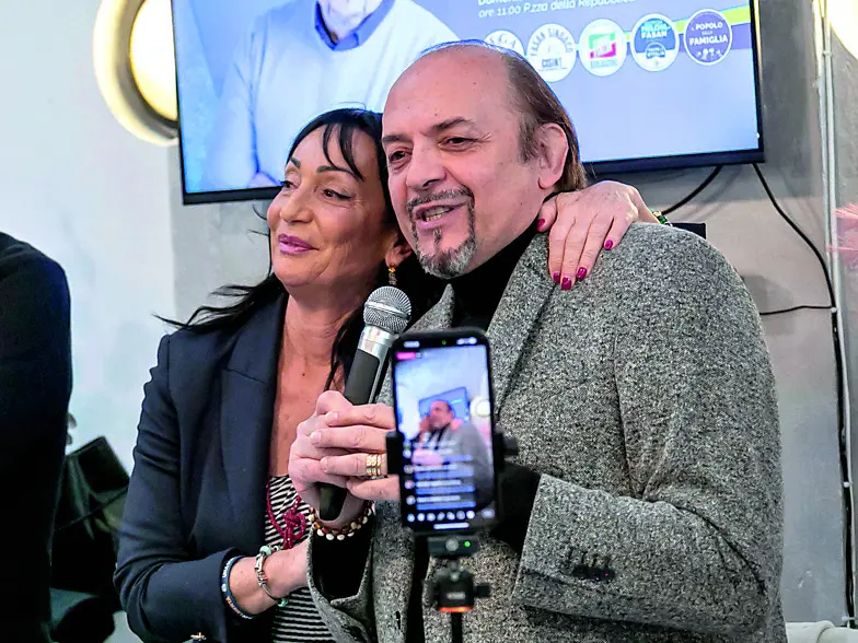 In una foto di Katia Bonaventura, un abbraccio tra Anna Cisint e il suo successore, con lei ora impegnata a gettare acqua sul fuoco