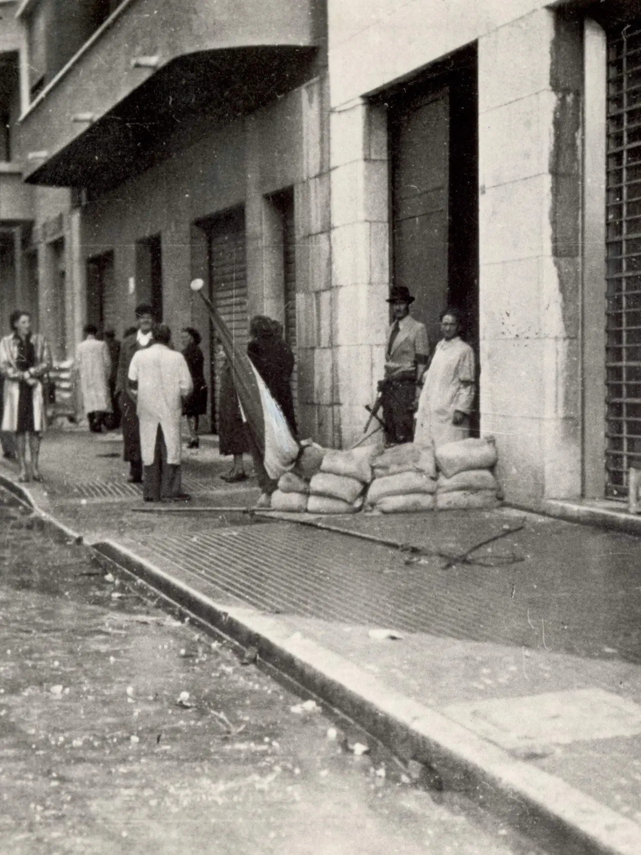 Cittadini armati nelle strade nei giorni dell’insurrezione dell’aprile 1945