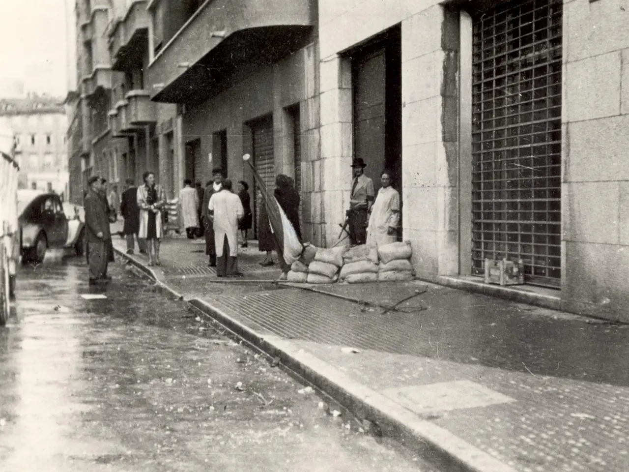 Cittadini armati nelle strade nei giorni dell’insurrezione dell’aprile 1945