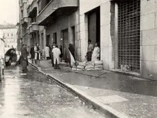 Cittadini armati nelle strade nei giorni dell’insurrezione dell’aprile 1945