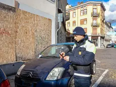 Un vigile mentre compila una contravvenzione foto Tibaldi