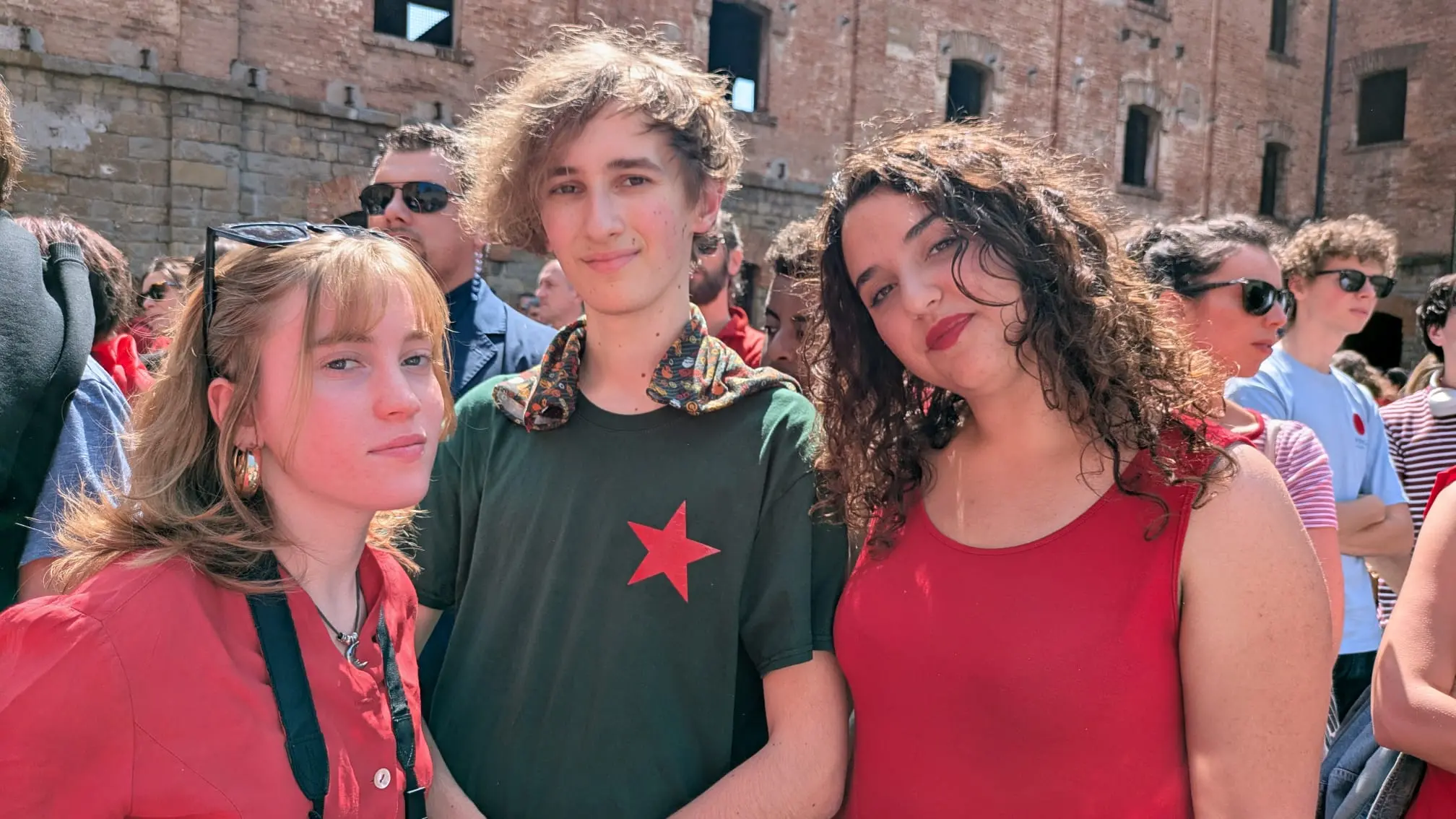 I ragazzi che hanno esposto le bandiere della Palestina