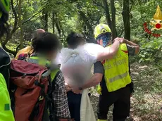 Il giovane ciclista trasportato dai soccorritori