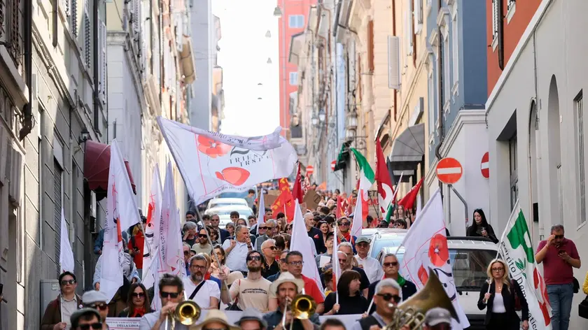 Il corteo cittadino di questo pomeriggio per la Festa della Liberazione, con partenza da Campo San Giacomo (Foto Silvano)