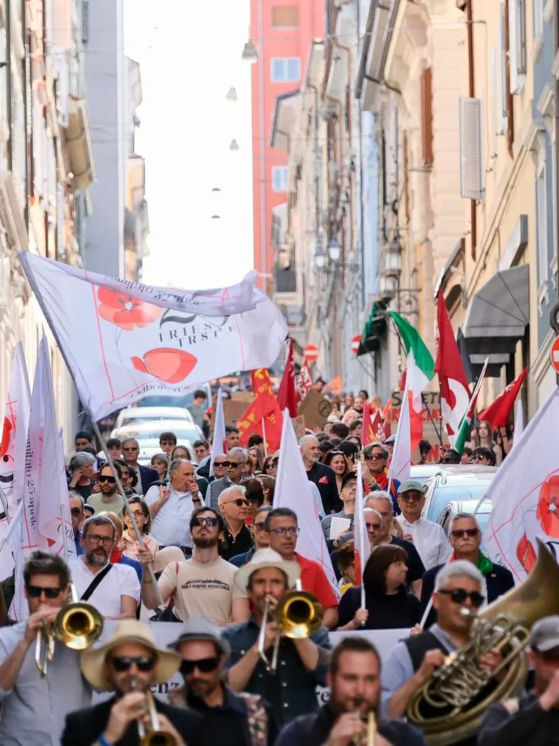 Il corteo cittadino di questo pomeriggio per la Festa della Liberazione, con partenza da Campo San Giacomo (Foto Silvano)