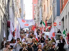 Il corteo cittadino di questo pomeriggio per la Festa della Liberazione, con partenza da Campo San Giacomo (Foto Silvano)