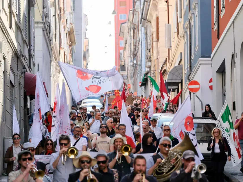 Il corteo cittadino di questo pomeriggio per la Festa della Liberazione, con partenza da Campo San Giacomo (Foto Silvano)