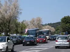 Ingorgo tra pullman e auto a Miramare (Silvano)