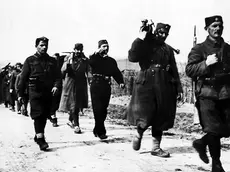 Una foto d’archivio di una colonna di soldati titini in marcia