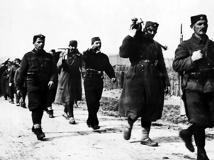 Una foto d’archivio di una colonna di soldati titini in marcia
