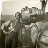 Attilio Selva davanti al monumento nel 1935 (foto Opiglia Fototeca Cmsa)