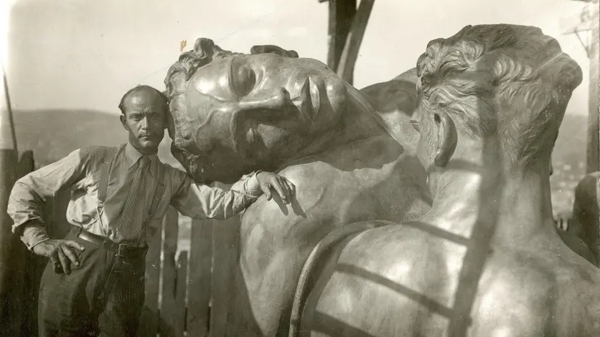 Attilio Selva davanti al monumento nel 1935 (foto Opiglia Fototeca Cmsa)