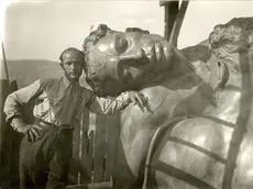 Attilio Selva davanti al monumento nel 1935 (foto Opiglia Fototeca Cmsa)