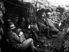 Soldati bivaccano nelle trincee del Carso durante la Grande guerra