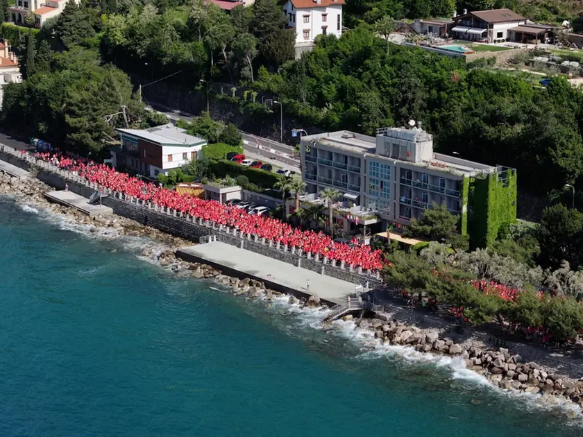 Il serpentone rosso presente a Miramare nella passata edizione della Family con un suggestivo scatto dall’alto