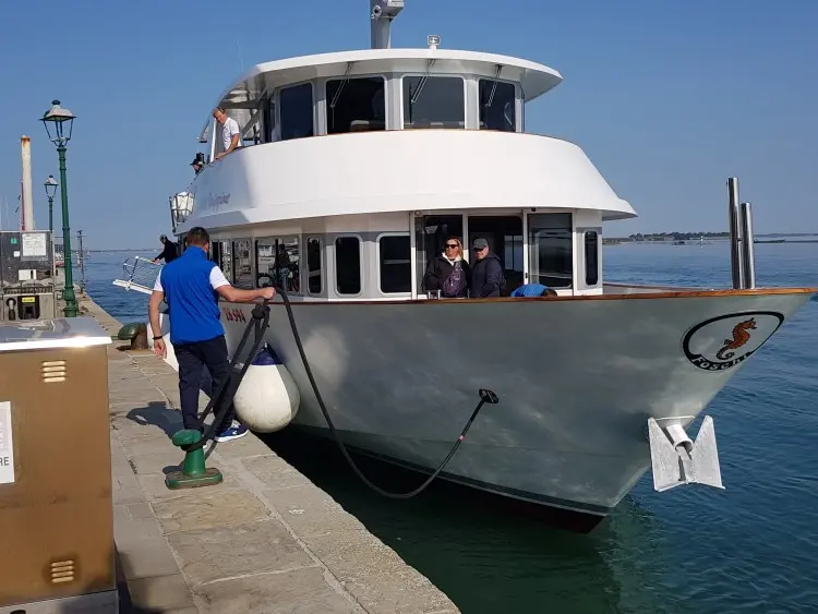 Il Delfino verde al molo Torpediniere a Grado