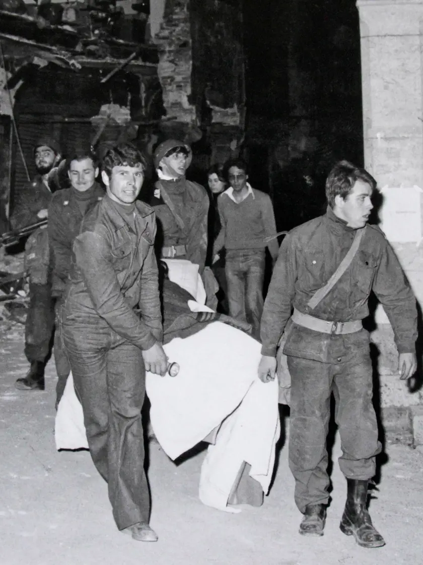 Una foto storica dei concitati momenti dei soccorsi nel 1976