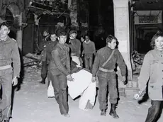 Una foto storica dei concitati momenti dei soccorsi nel 1976