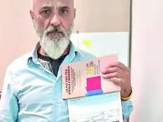 Il sindacalista Giuseppe Mancaniello mostra la busta paga di un euro