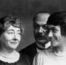 Letizia Fonda Savio (prima a destra) con il padre Italo Svevo e la madre Livia